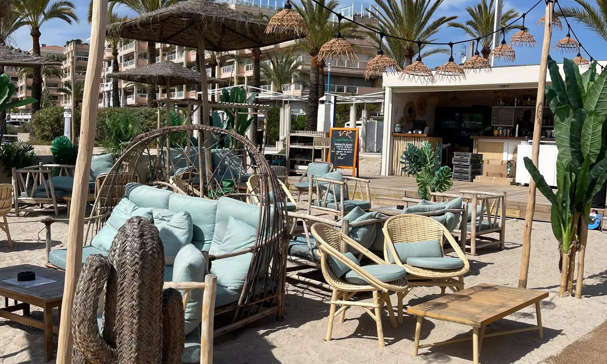 Journée en plage privée avec cocktails à La Plage Le Vieux Rocher