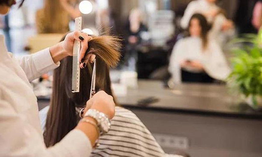 Image 2: Sesión de peluquería en Sala de belleza y peluquería R. Martínez