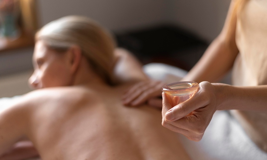 Image 6: Una sesión de masaje Tuina con aceites esenciales y opción a ventosas