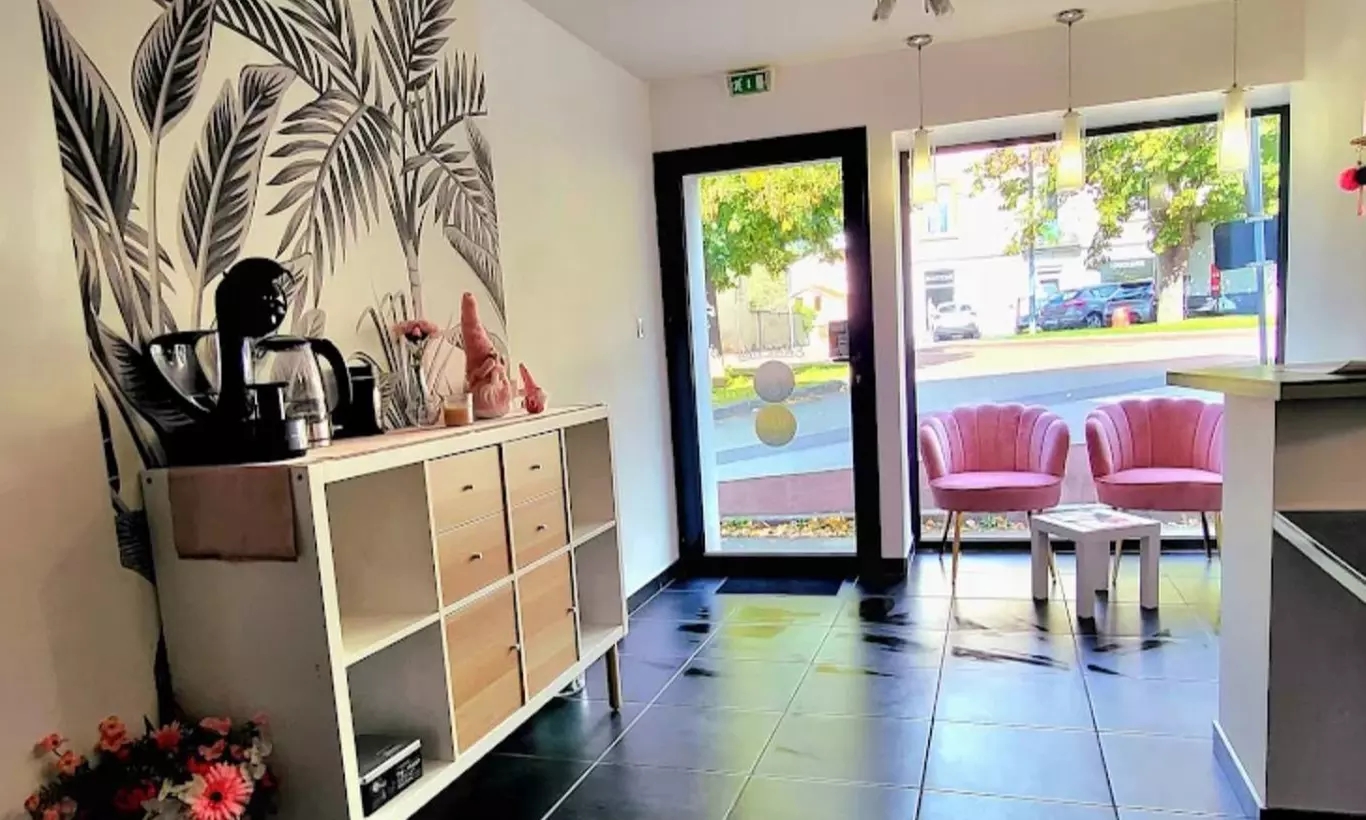 Pose de vernis classique ou semi-permanent sur mains et/ou pieds avec Insula institut (jusqu'à 41% de remise) - Primary Image