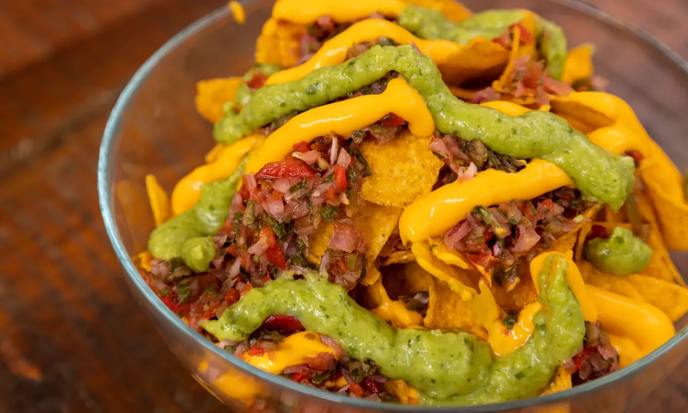 Menú venezolano con arepas, entrantes y pizza frita con helado