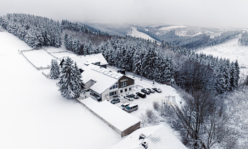 Image 3: Winterberg: 2-3 Nächte inkl. Frühstück, 1x Dinner, Spa & Alpakas