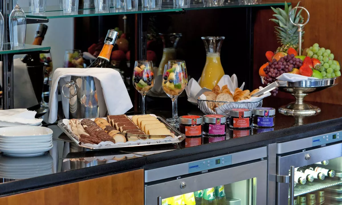 Entspanne vor deinem Flug in der Luxx Lounge mit Snacks, Drinks uvm.