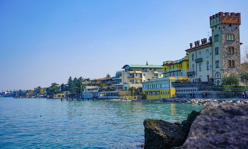 Image 14: Desenzano 4*: camera per 2, colazione, aperitivo e piscina est.
