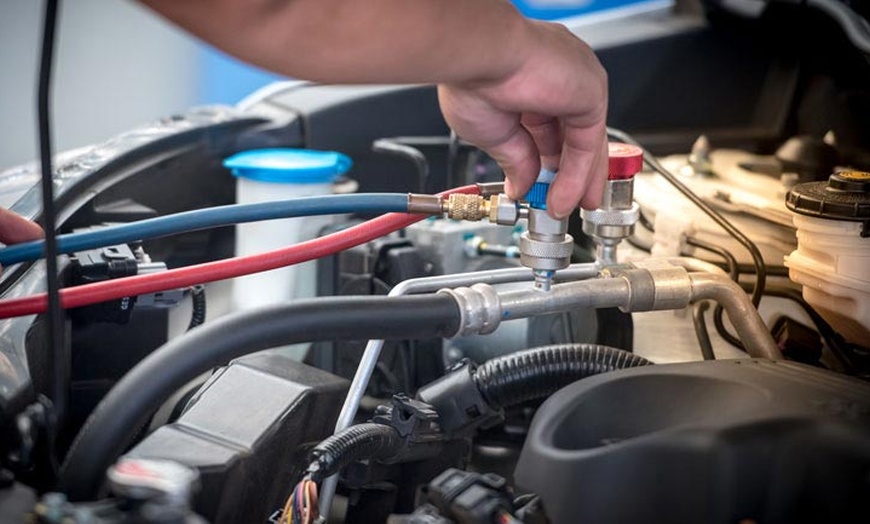 Image 2: Esenciales para tu coche: recarga de aire acondicionado y revisión