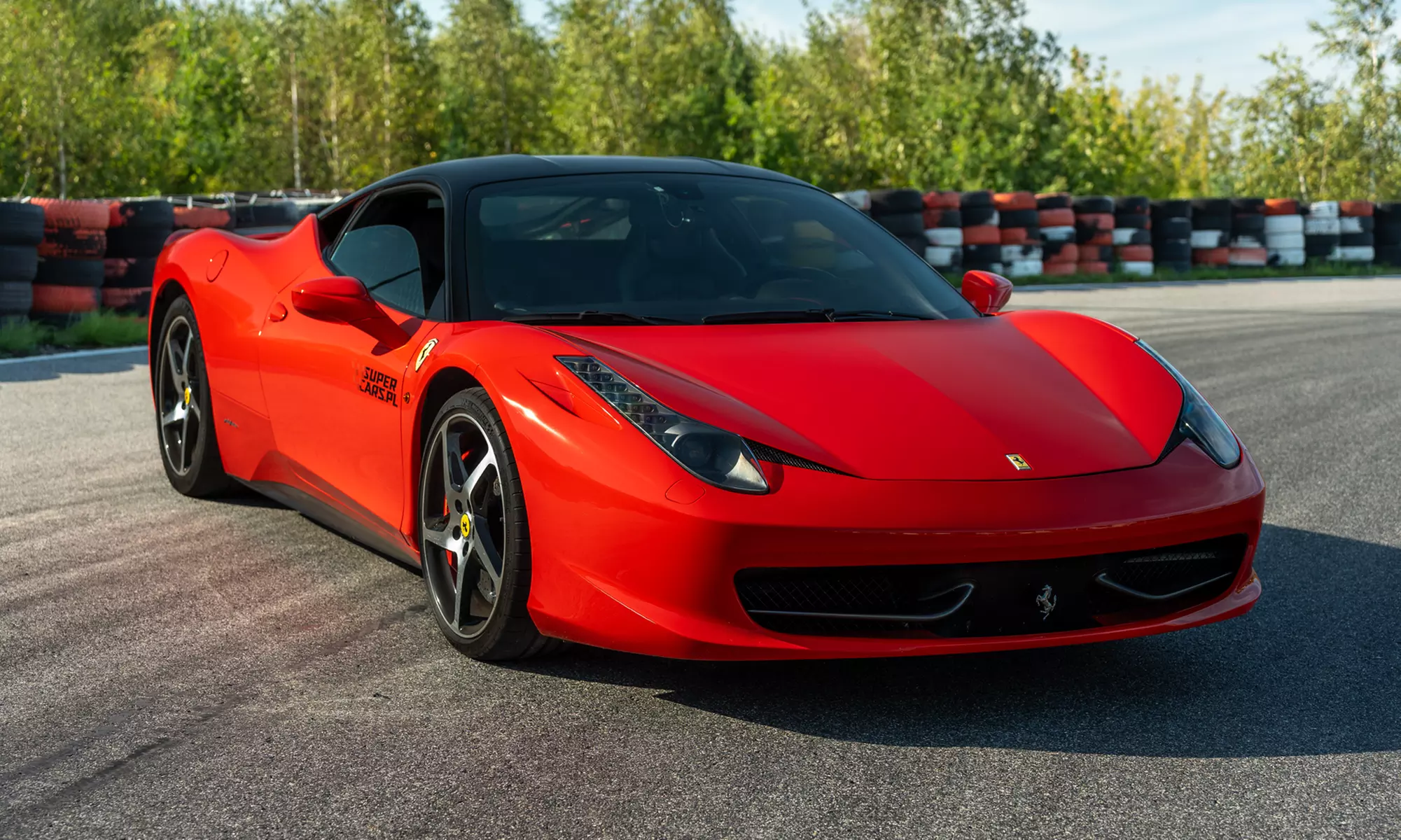 Poczuj adrenalinę: Jazda sportowym autem po torach w całej Polsce