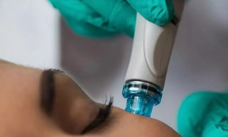 45 o. 60 Min. Gesichtsbehandlung, opt. inkl. LED-Lichttherapie, bei Schick und Schön (bis zu 68% sparen*) - Primary Image