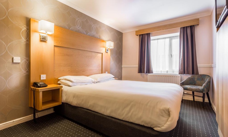 Image 3: Newcastle upon Tyne: Double Room for Two with Breakfast