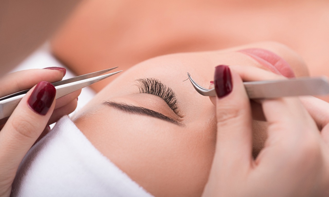 Faux-Mink Eyelash Extensions for a Full, Flirtatious Look