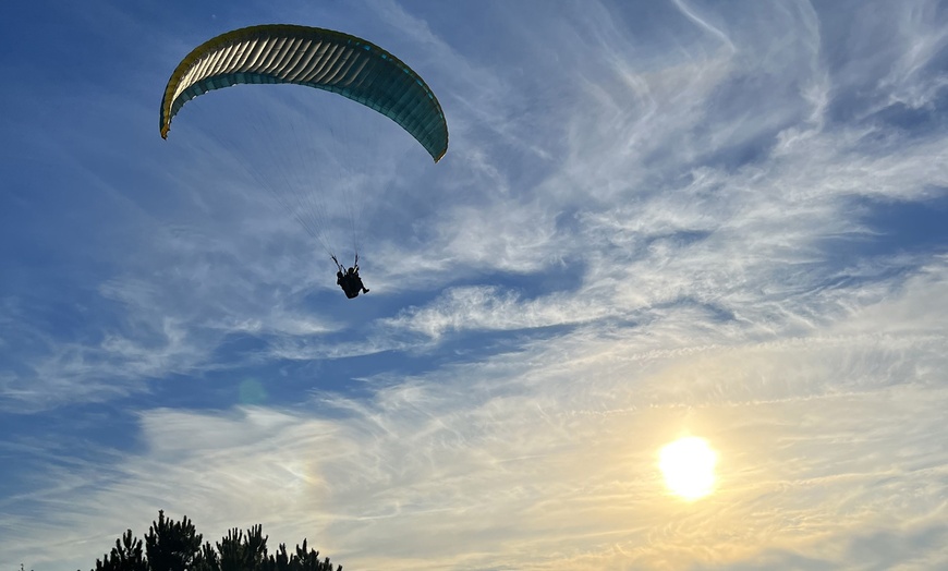 Image 1: Vuelo biplaza en parapente para 1 o 2 personas con Parapente Airean