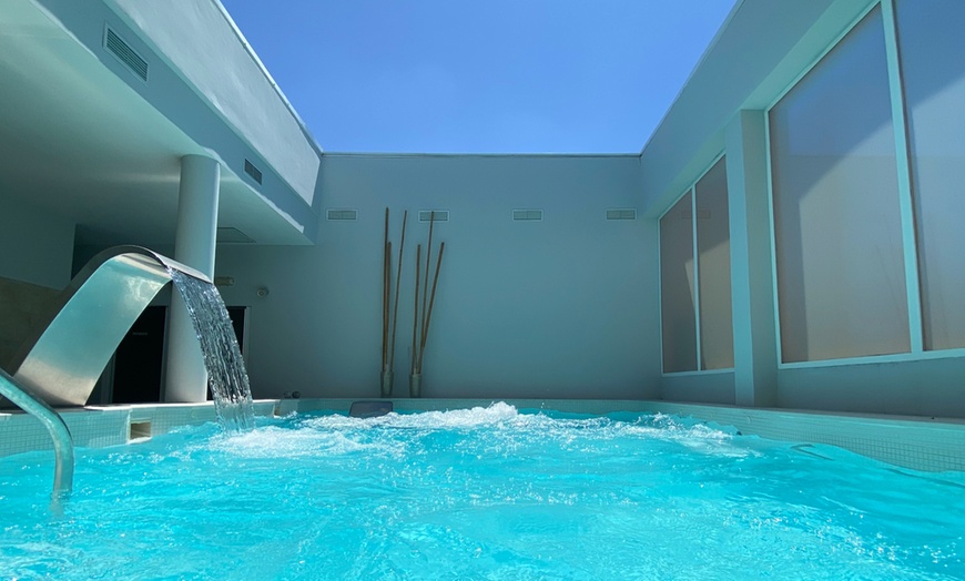 Image 14: Circuito Spa con copa de cava y opción a masaje para 1 o 2 personas