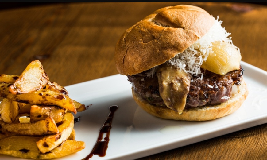 Image 1: Menú de hamburguesas y cervezas artesanales en Crown