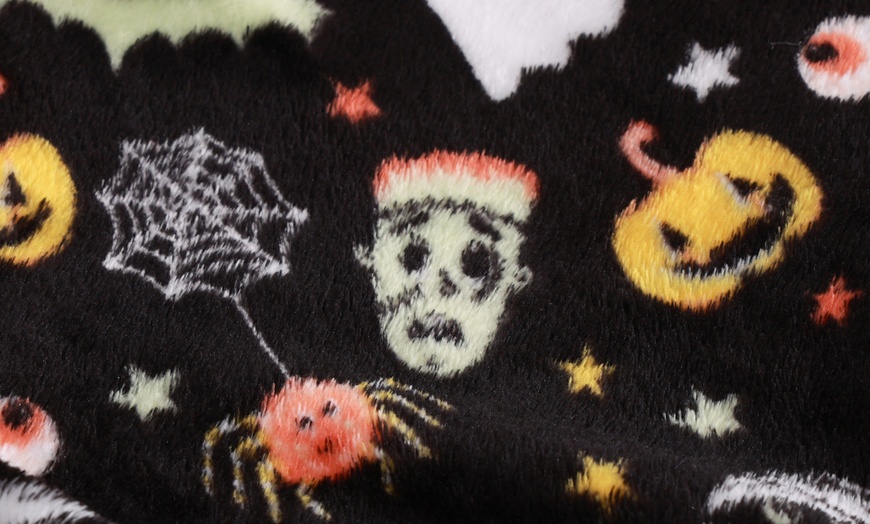 Image 5: Halloween Fleece Throw in Pink or Black