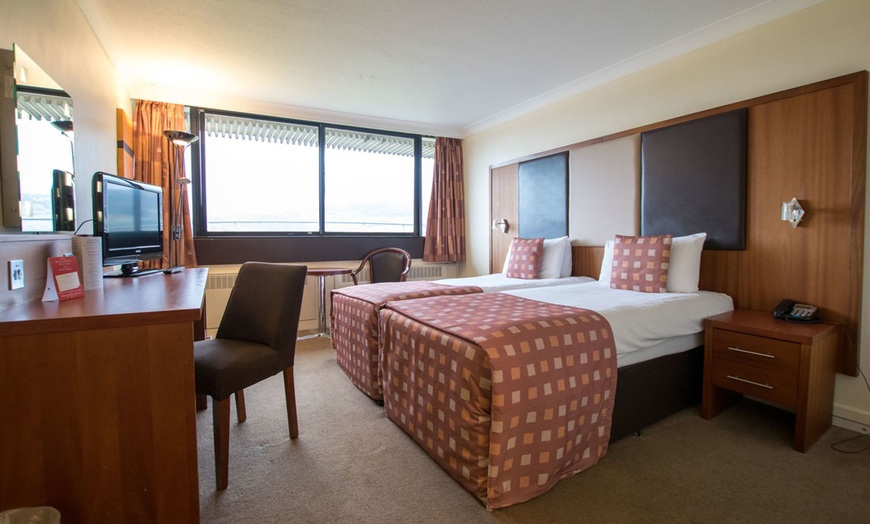 Image 21: Renfrewshire: Double Room with Breakfast