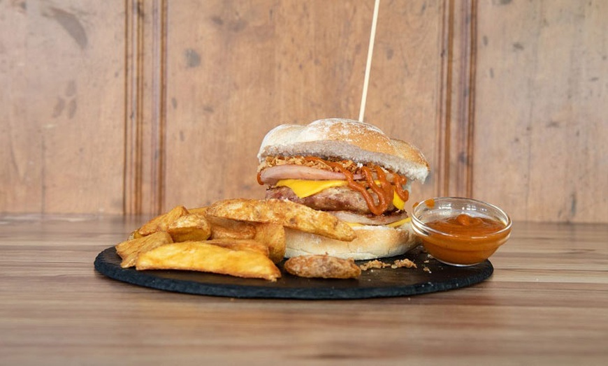 Image 1: Menú de hamburguesas al carbón para 2 o 4 personas en Dodge Cervecería