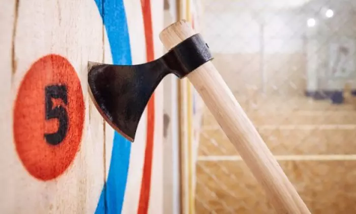 Lancer de haches et petite planche de fromages ou charcuteries en option pour 2, 4 ou 6 jusqu'à 39% de réduction - Primary Image