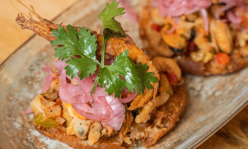 Image 13: Menú venezolano con tequeños y arepas o pabellón en La Churuata