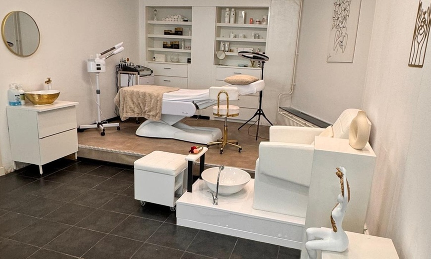 Image 3: Luxe mani- of pedicure inclusief gellak in hartje Rotterdam