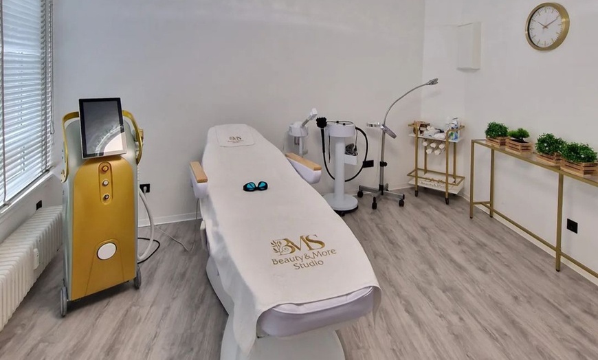 Image 3: 60-80 Min. Aqua-Facial- & Microneedling-Gesichtsbehandlung für 1 Pers.