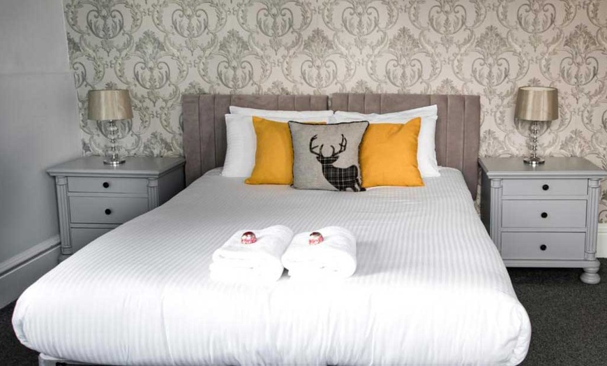 Image 2: Kingussie: 1 or 2-Night w/Breakfast, Optional Late Check-Out & Dinner