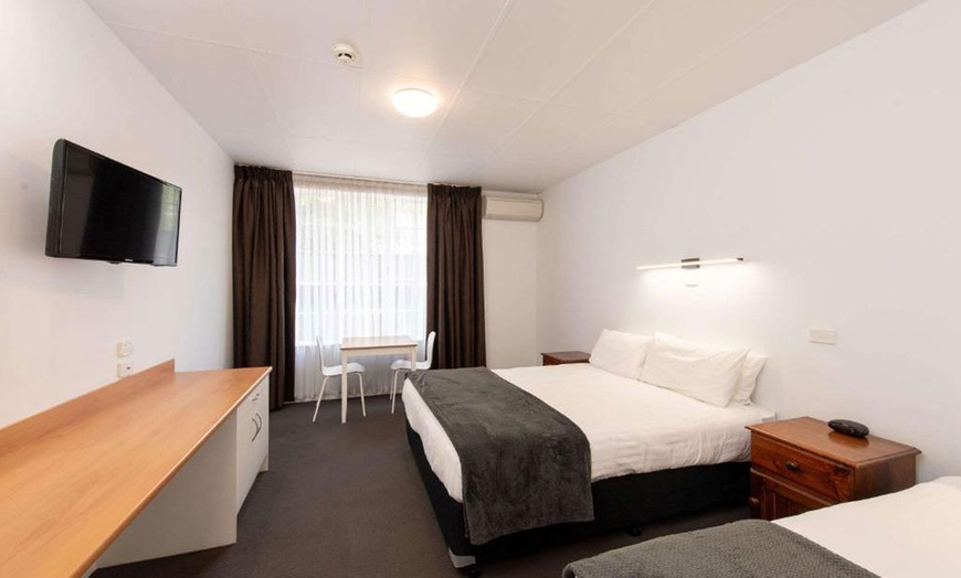 Image 2: Adelaide: Double or Family Room with Free Mini Bar and Late Check-out 