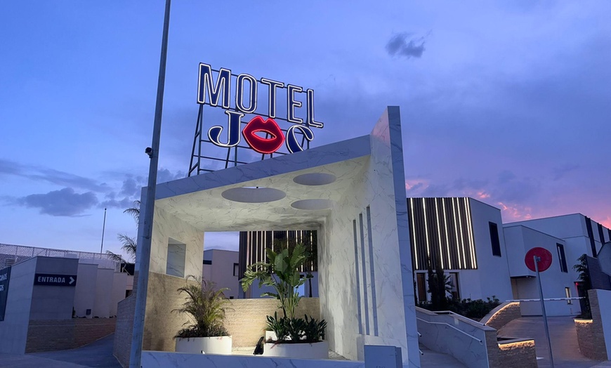 Image 6: Descuento hasta 55%! Valencia: suite con botella de vino