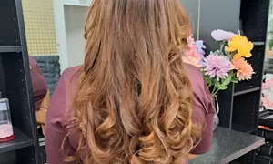 Je haar laten knippen en als je dat wil een uitgebreide haarverzorgingsbehandeling naar keuze