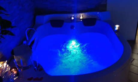 Spa No Limits e cena con vino o soggiorno in villa per una notte romantica da La Villa B&B Arezzo