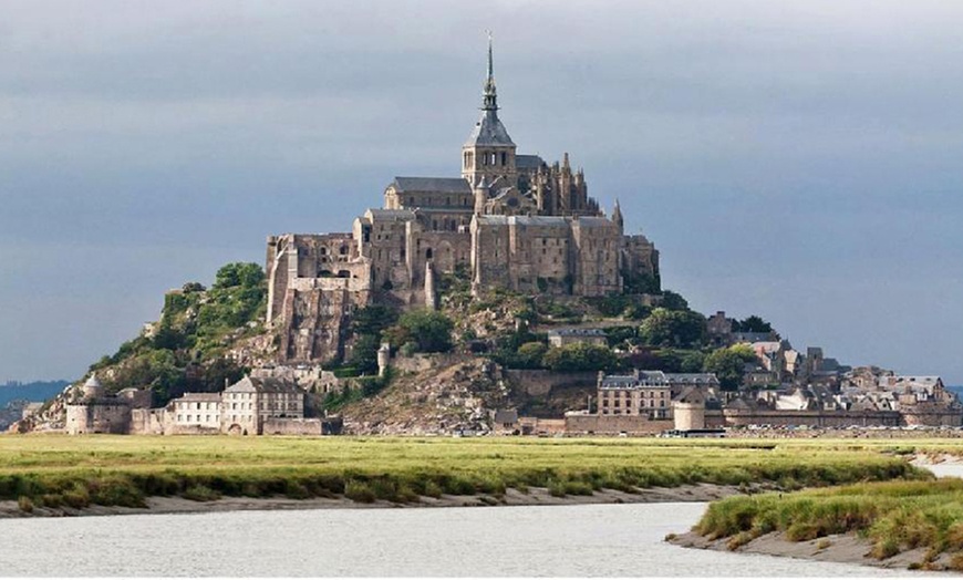 Image 1: Proche Saint-Malo : yourte ou roulotte 2 ou 4 pers avec petit-déjeuner