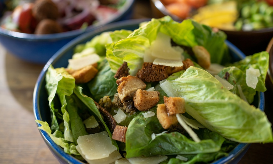 Image 3: Restaurantessen bei Happy Bros Burger And Bowls