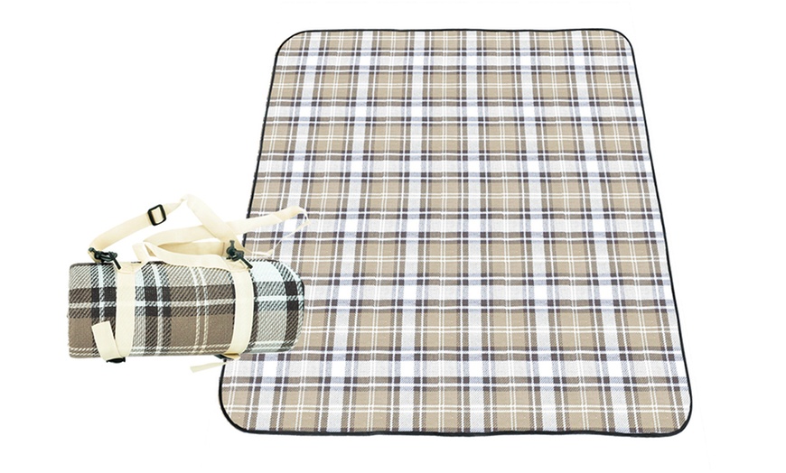 Image 2: Extra Large Waterproof Picnic Rug