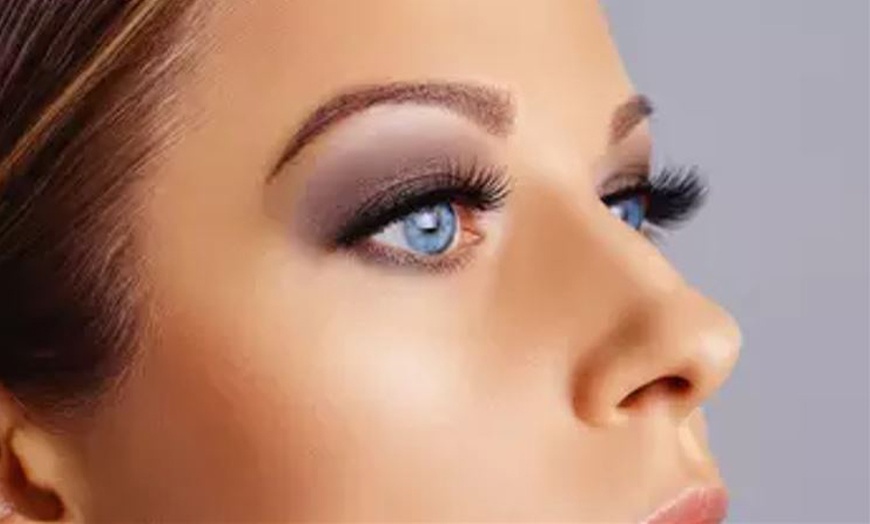 Image 1: Regard sublimé : rehaussement ou extension de cils à Serris
