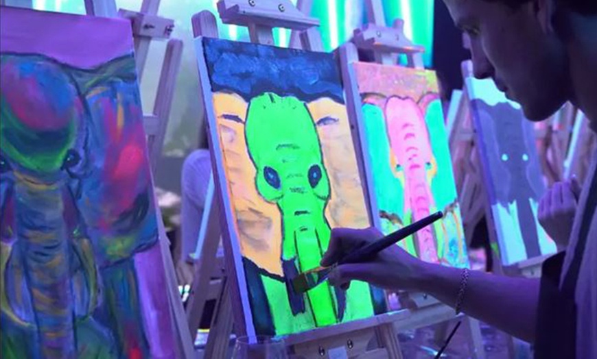 Image 3: Taller de pintura con luces neón, música y vino ilimitado 