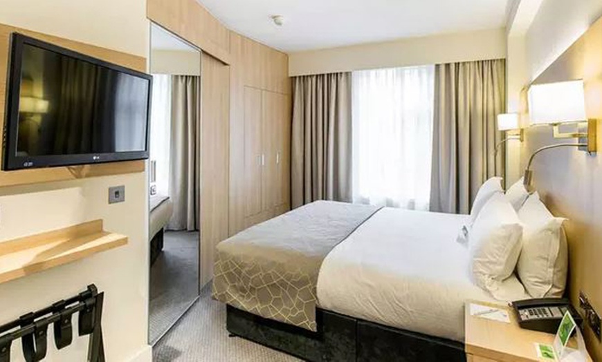 Image 3: 4* London: Standard King Room with Breakfast, Welcome Drink & More