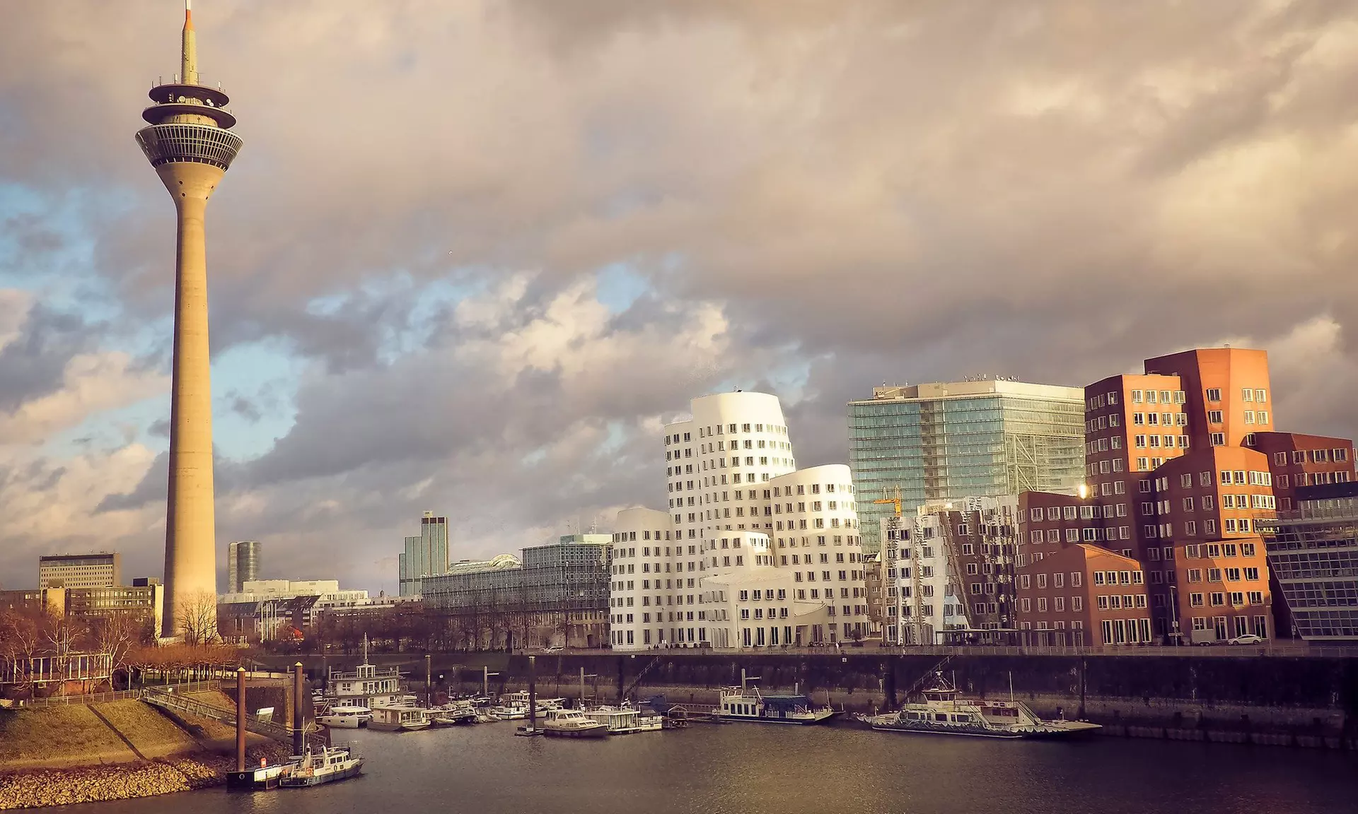 Düsseldorf: 2 Nächte für Zwei inkl Frühstück, Welcome Drink und VRR Bus & Bahn-Ticket im Hotel am Hofgarten - Primary Image