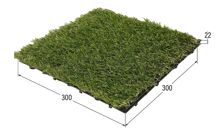 Image 6: Baldosas de césped artificial para terrazas Jubin, de Home Deluxe