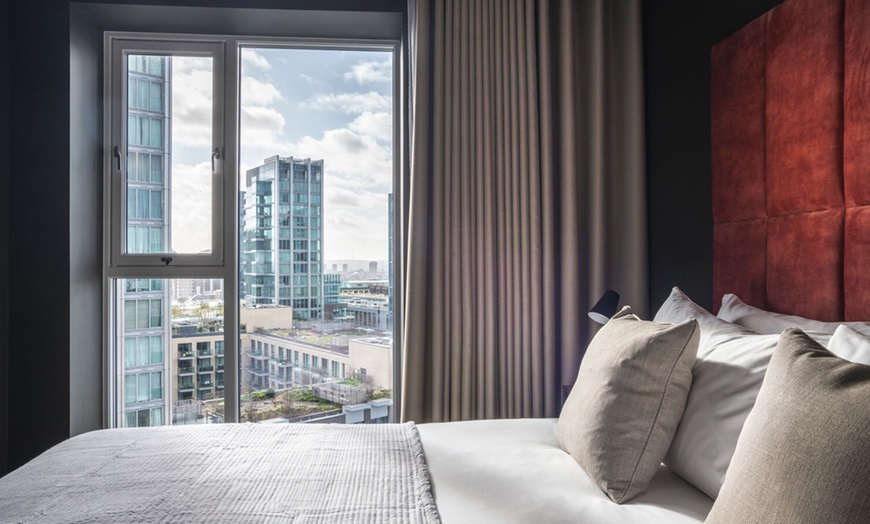 Image 3: 4* London: Aldgate, Skyline Studio, or Apartment Stay with Breakfast