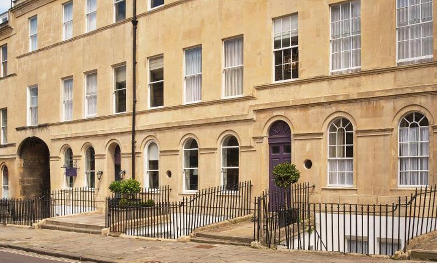 Image 14: Bath: 4* Traditional Standard Room Stay with Optional Breakfast