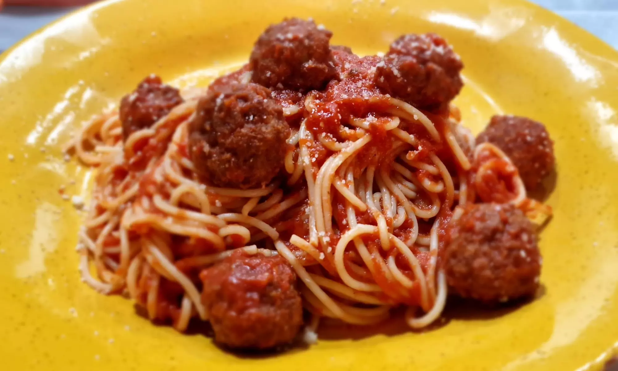 Menú con degustación de entrantes, principal, bebida y postre