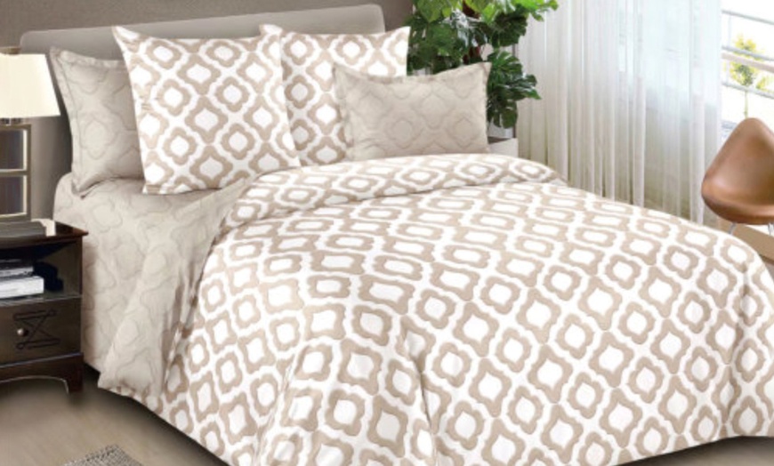 Image 10: Reversible Easy Care Duvet Set