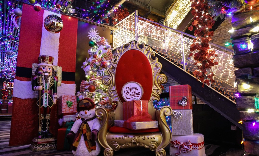 Image 2: Entry and Drink at Iconic Frostys Christmas Bar Pop-Up in Chicago