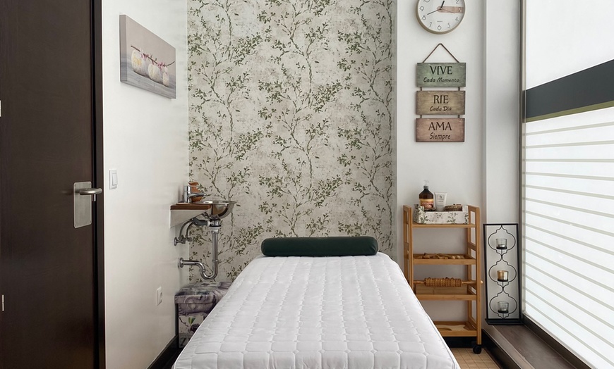 Image 2: Limpieza facial completa en 8 pasos y opción a servicios extra para 1