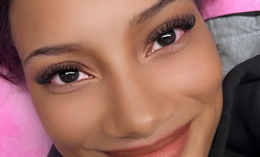 Image 16: Dale un toque diferente a tu mirada con estos servicios para pestañas