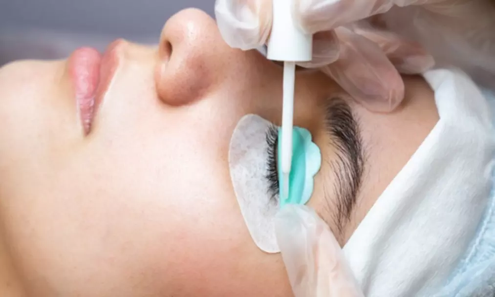 Rehaussement de cils, extensions et browlift à l'Institut Naturelle