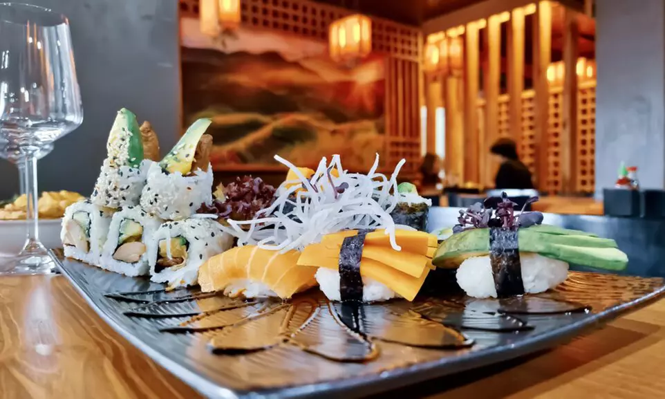 Umi Vegan XXL Sushi-Platte m. 3 od. 6 Vorspeisen bis 3 oder bis 6 Pers