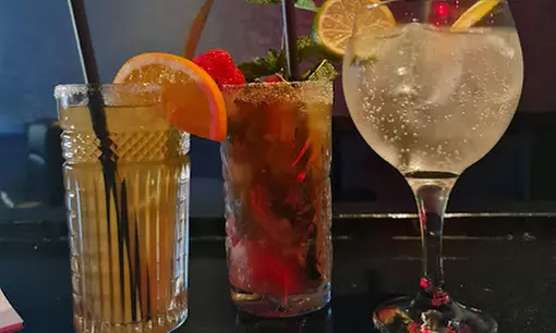 Menú con  hot dogs en Quatre Cocteleria