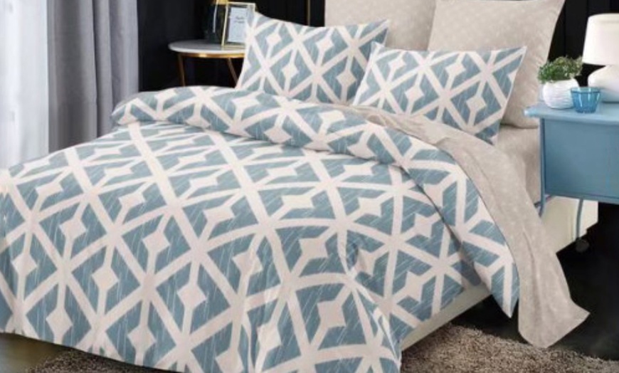 Image 2: Reversible Easy Care Duvet Set