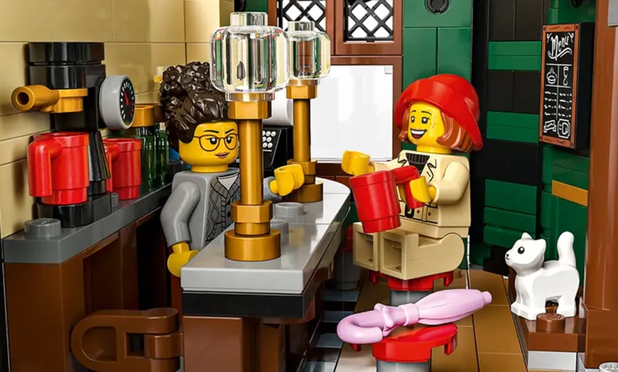 Image 10: LEGO Harry Potter 76457 Village of Hogsmeade Collector's Edition 