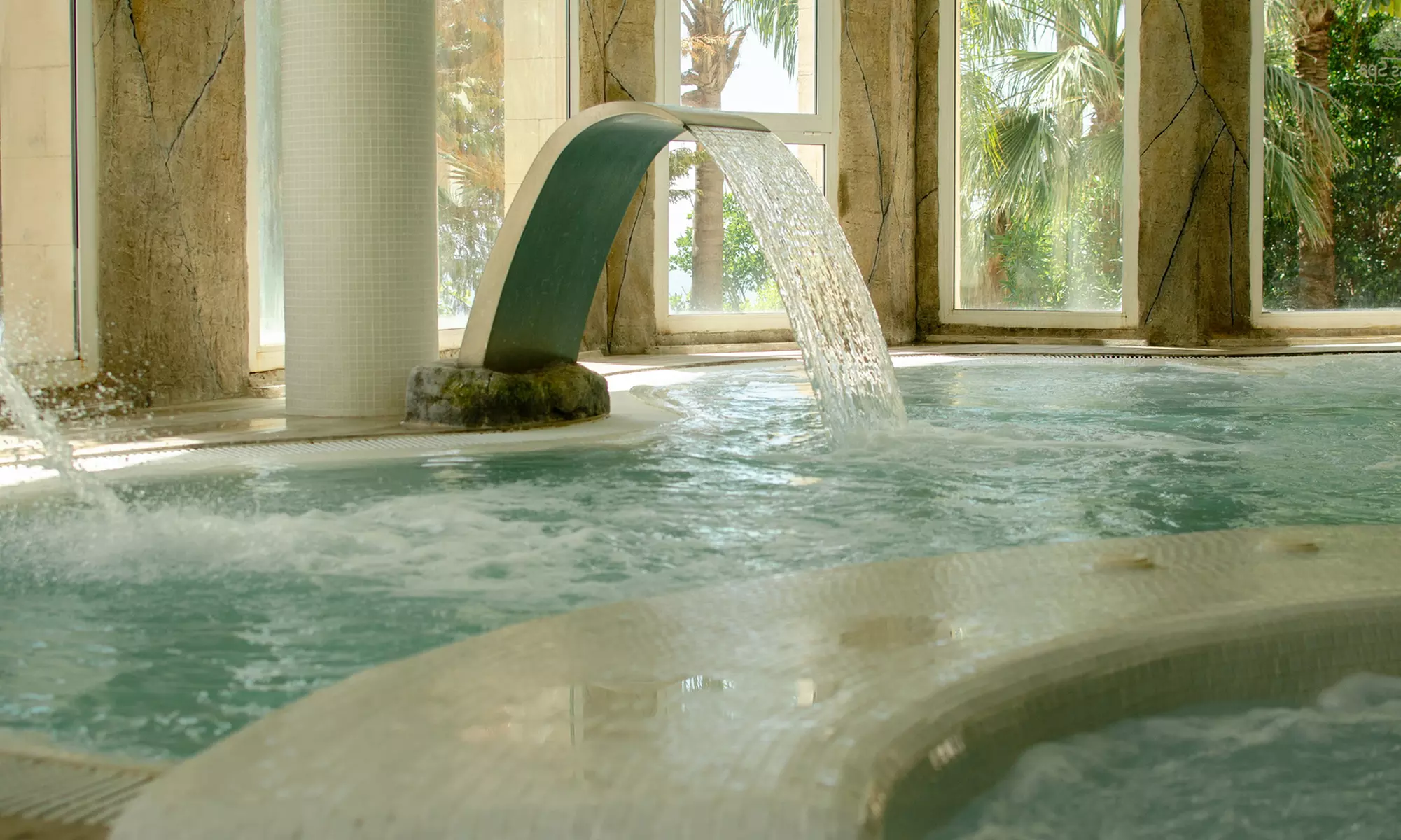 Circuito spa, masaje, facial Glow, cava y bombones, almuerzo o cena