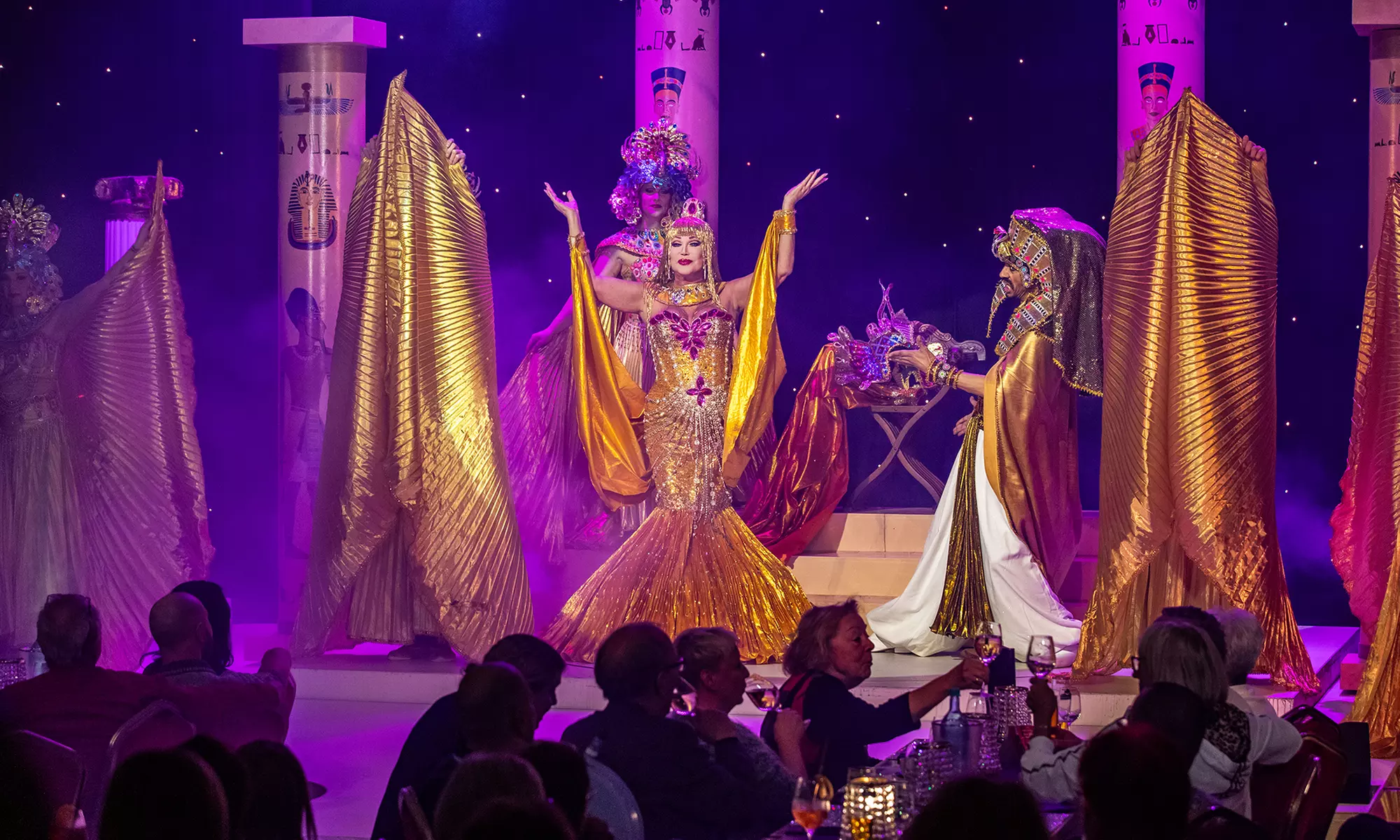 Ticket für Travestie-Revue „Stars & Glamour“ im Carte Blanche